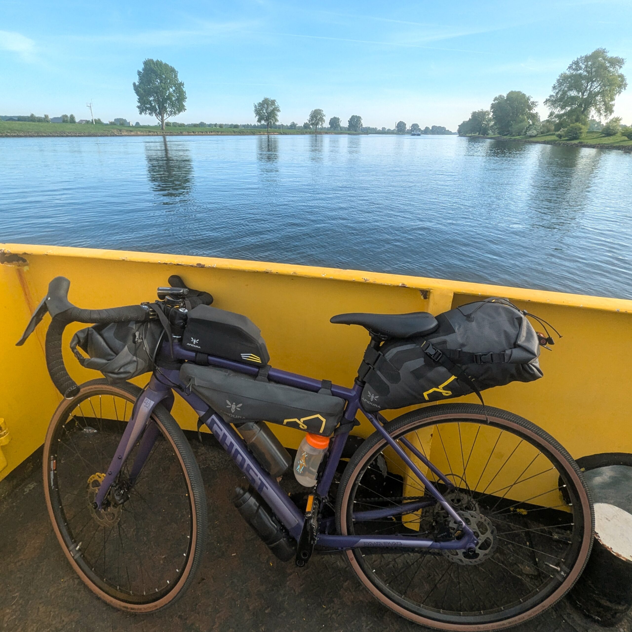 Gravelbike ghost road rage mit bikepackingtaschen auf fähre in holland