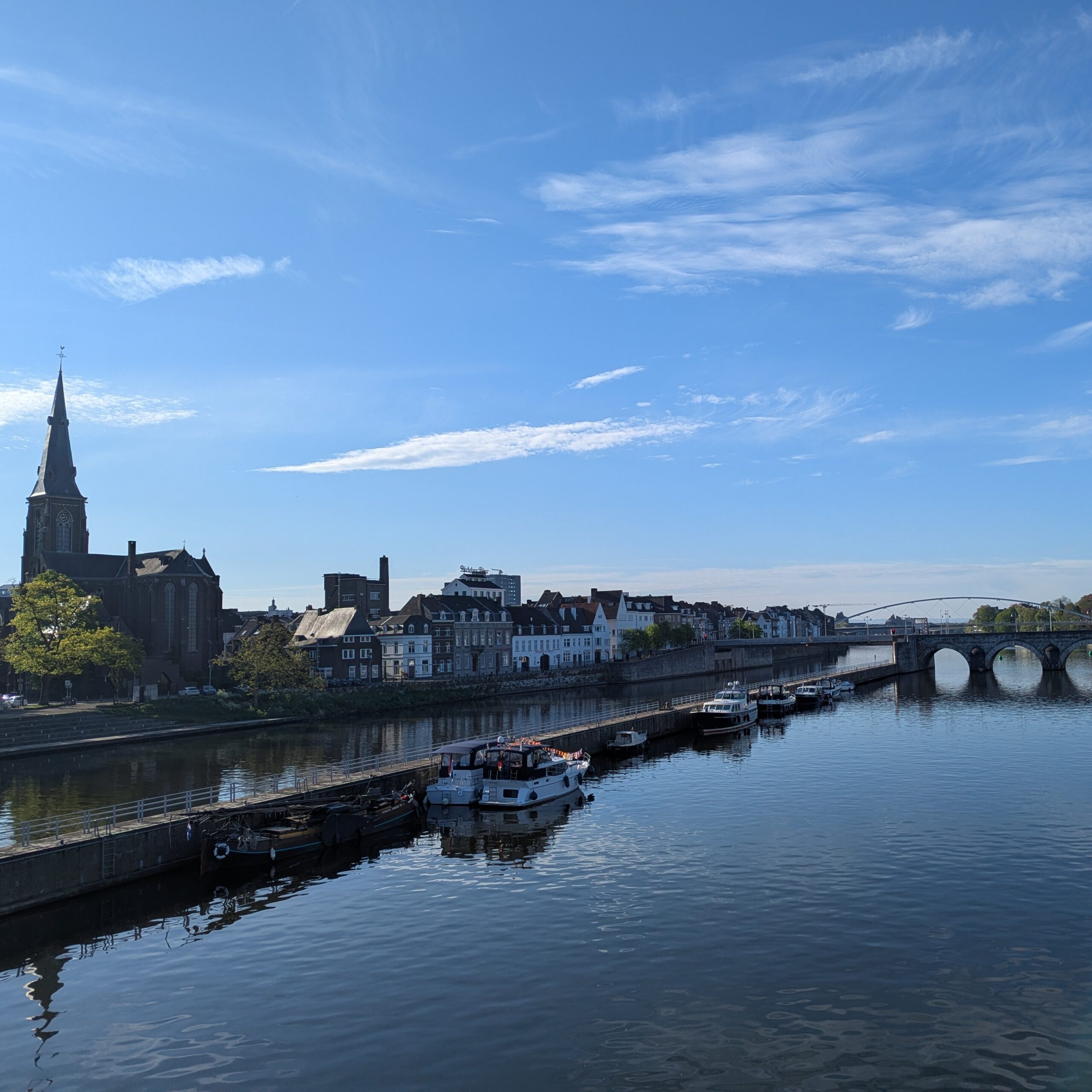 Maastricht Blick von brücke auf die Maas am Maas- Radweg