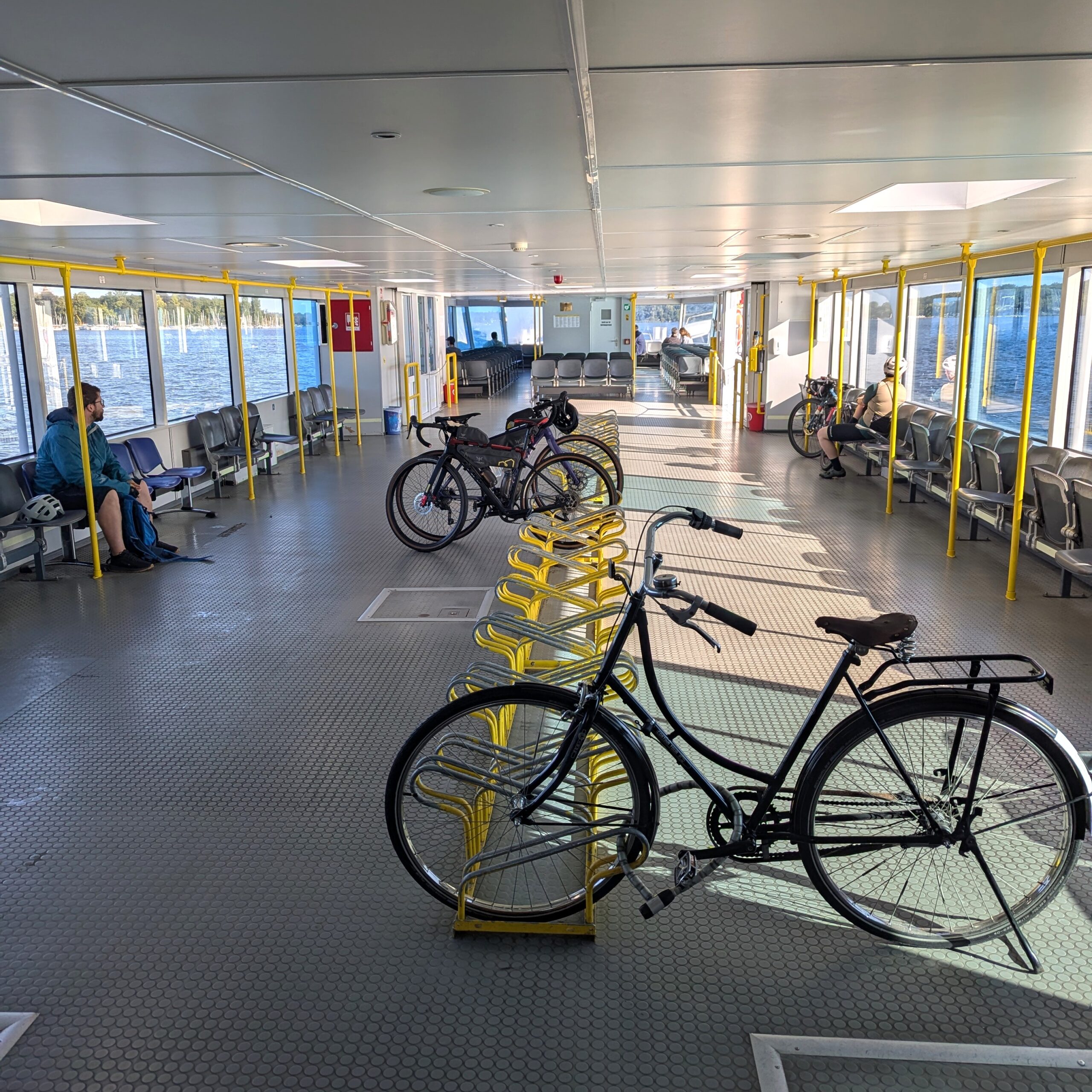 Fahrradständer mit Fahrrädern auf der Fähre von Wannsse nach Kladow