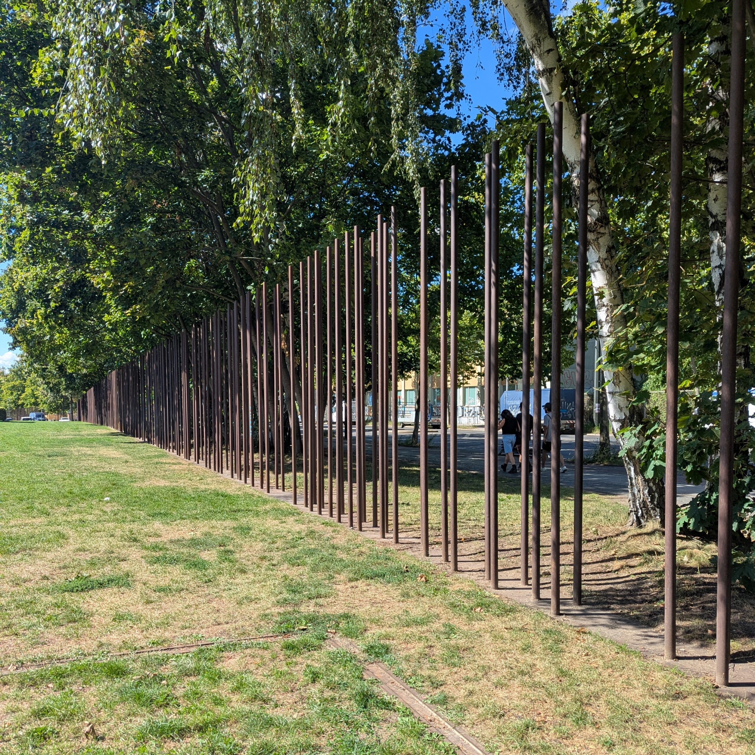 Mauerweg an der Bernauer Straße Gedenkstelen