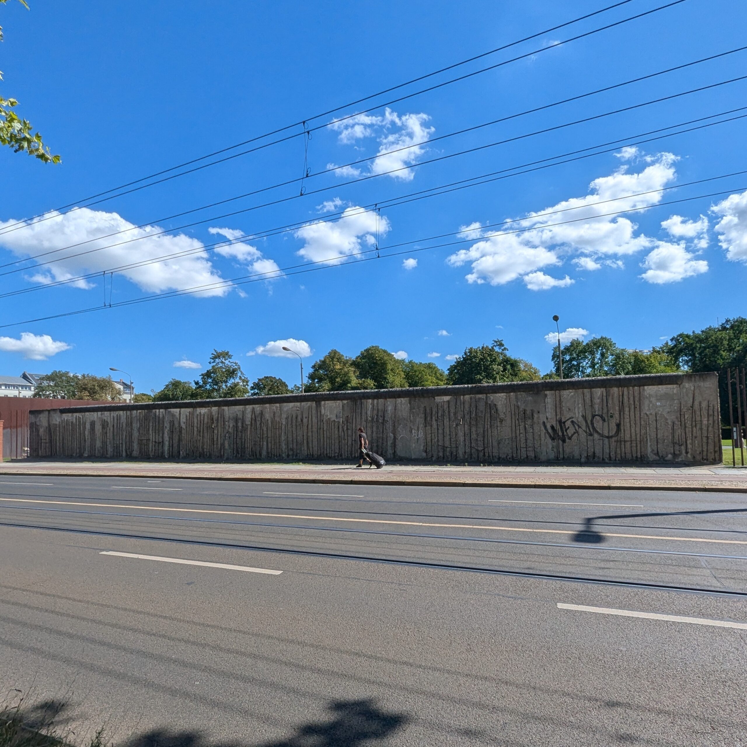 Mauerweg Radweg Bernauer Straße mit Mauerresten und Gedenkstätte