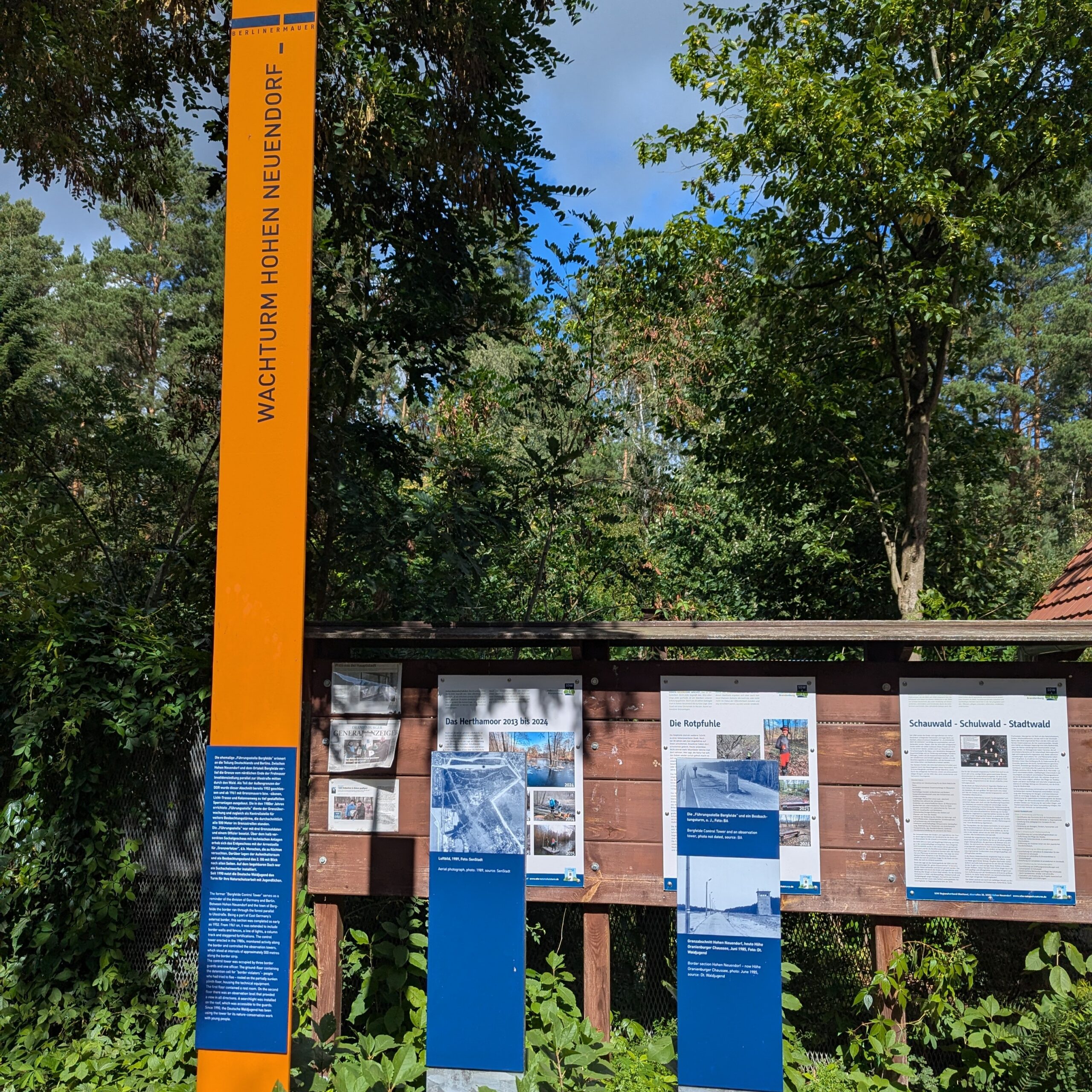 Mauerradweg Orange Stelen mit Informationen als Gedenkstätte