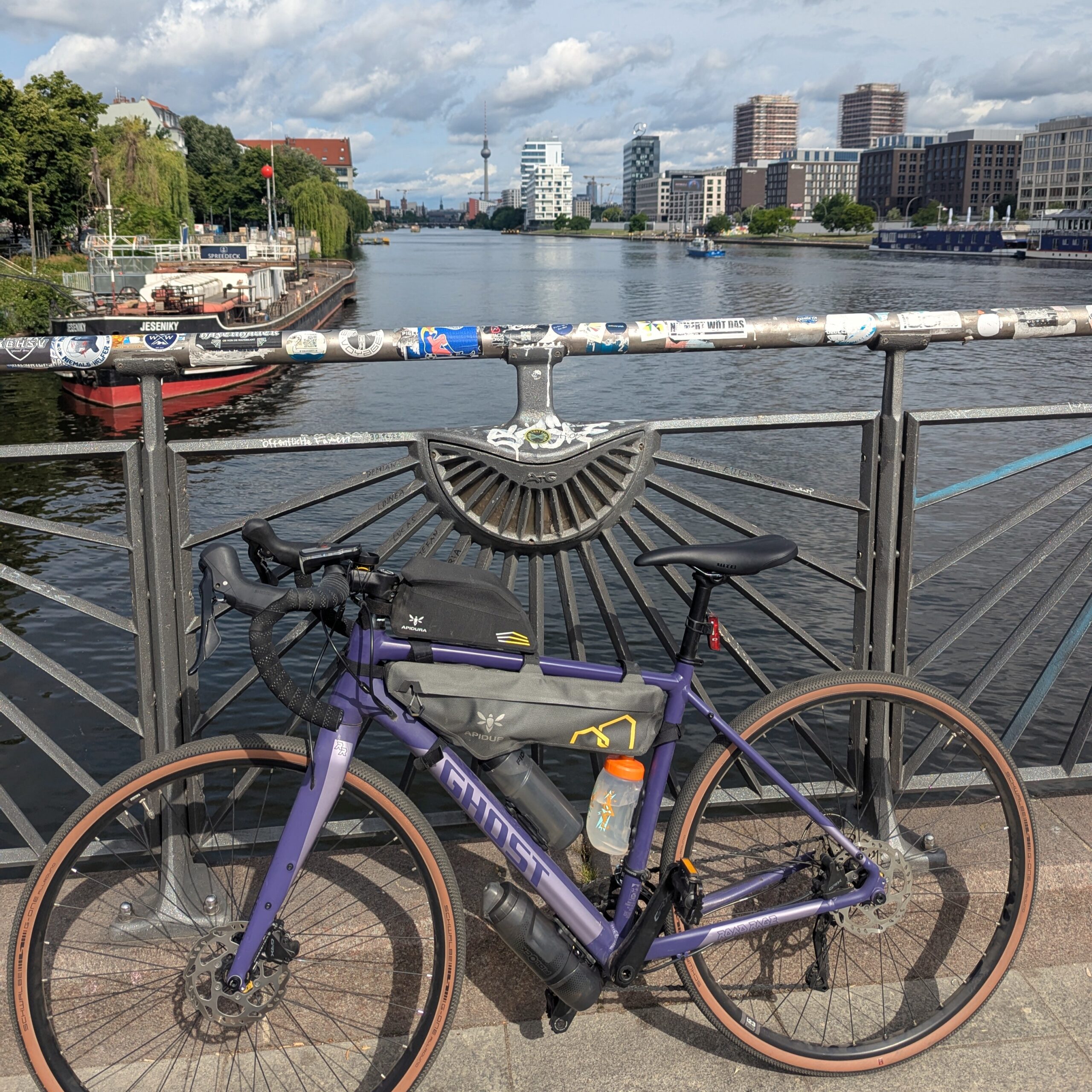 Mauerweg Radtour Blick auf die Spree von der Oberbaumbrücke