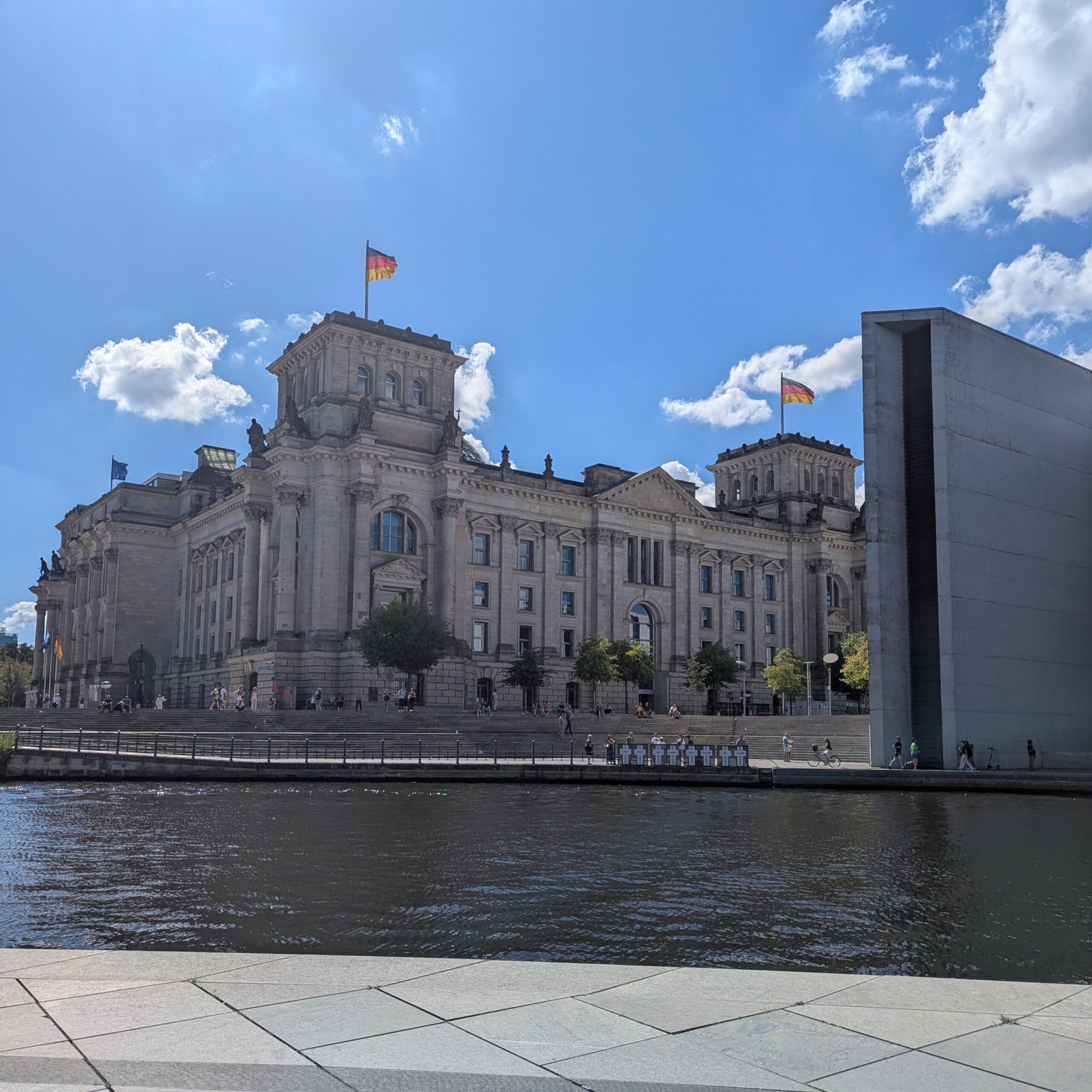 Mauerweg Reichstagsgebäude von hinten mit Deutschlandfahne