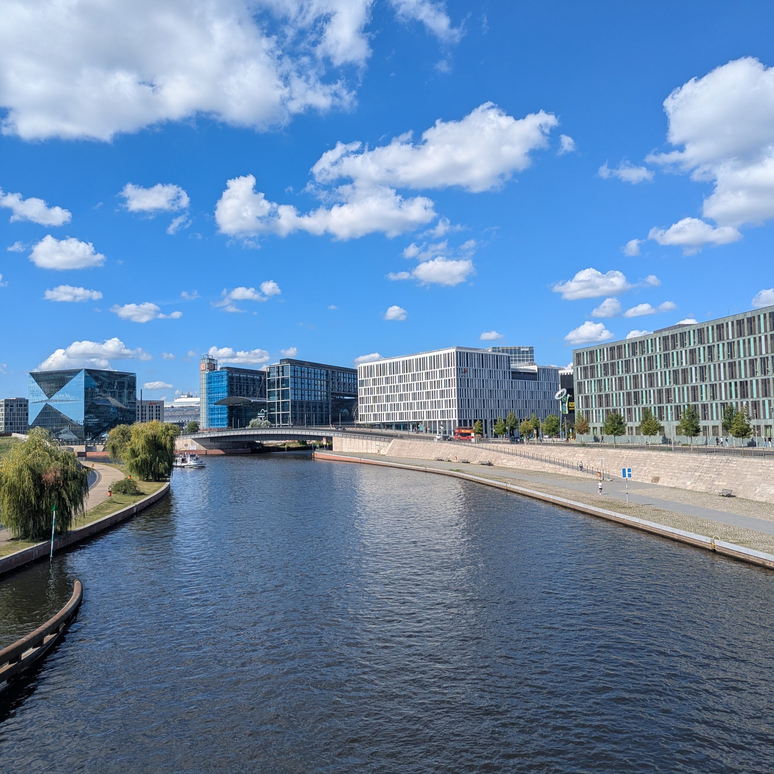 Mauerweg Radweg an der Spree entlang mit Blick auf den Cube und Hauptbahnhof