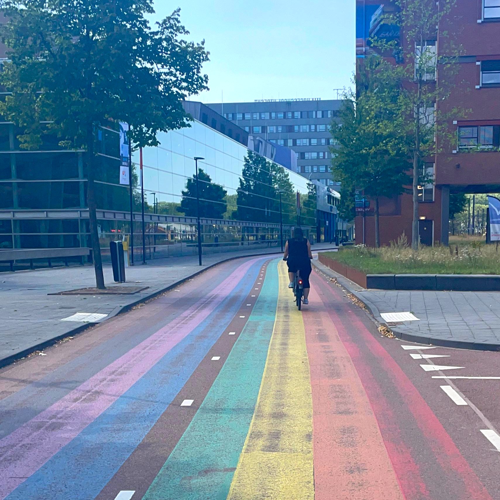 Radfahrerin Jessica Riedel auf Regenbogen-Fahrradweg