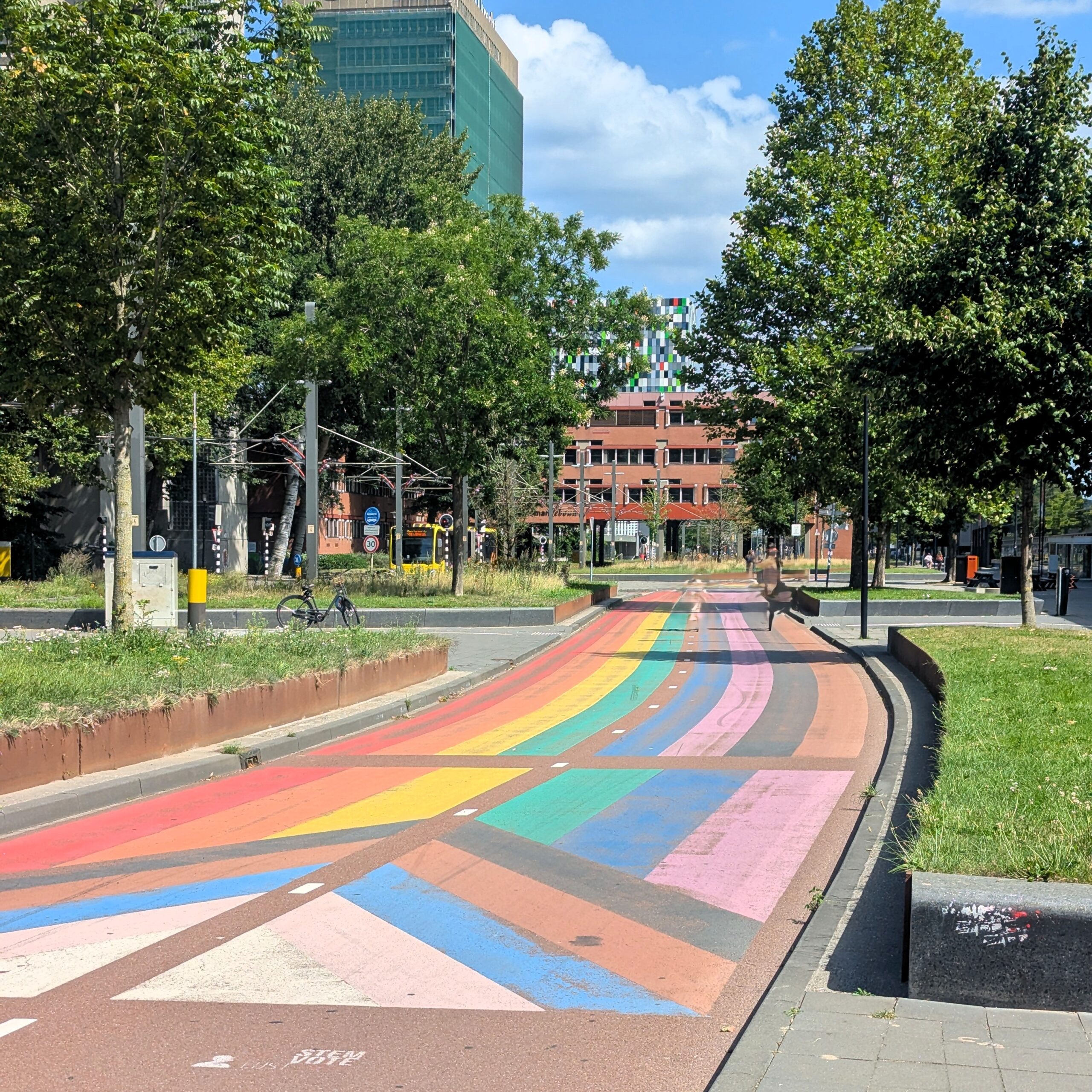 Startpunkt vom Regenbogen-Radweg im Science Park Utrecht. LGBQT Farben auf Straße