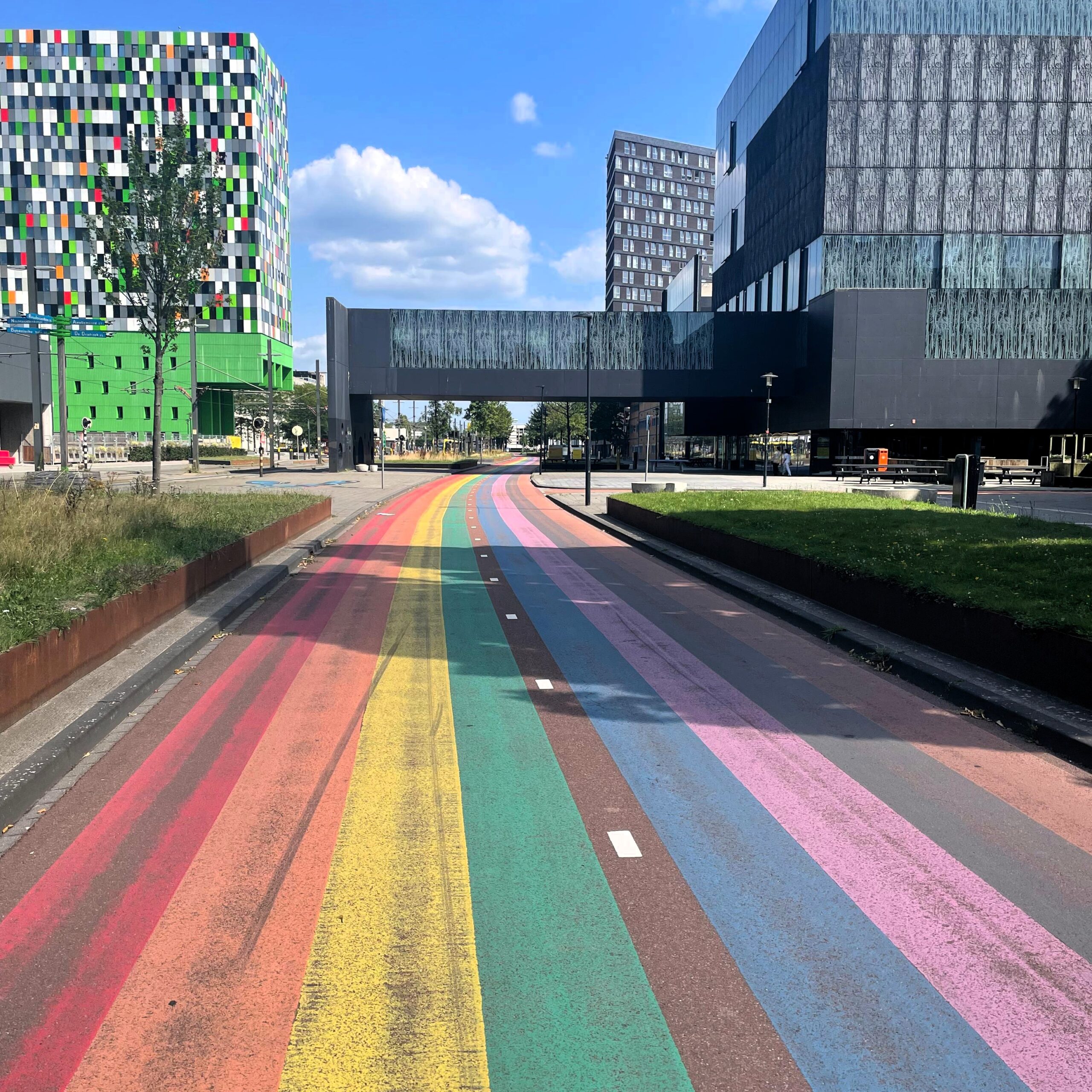 Radweg mit Regenbogenfarbe in den Niederlanden