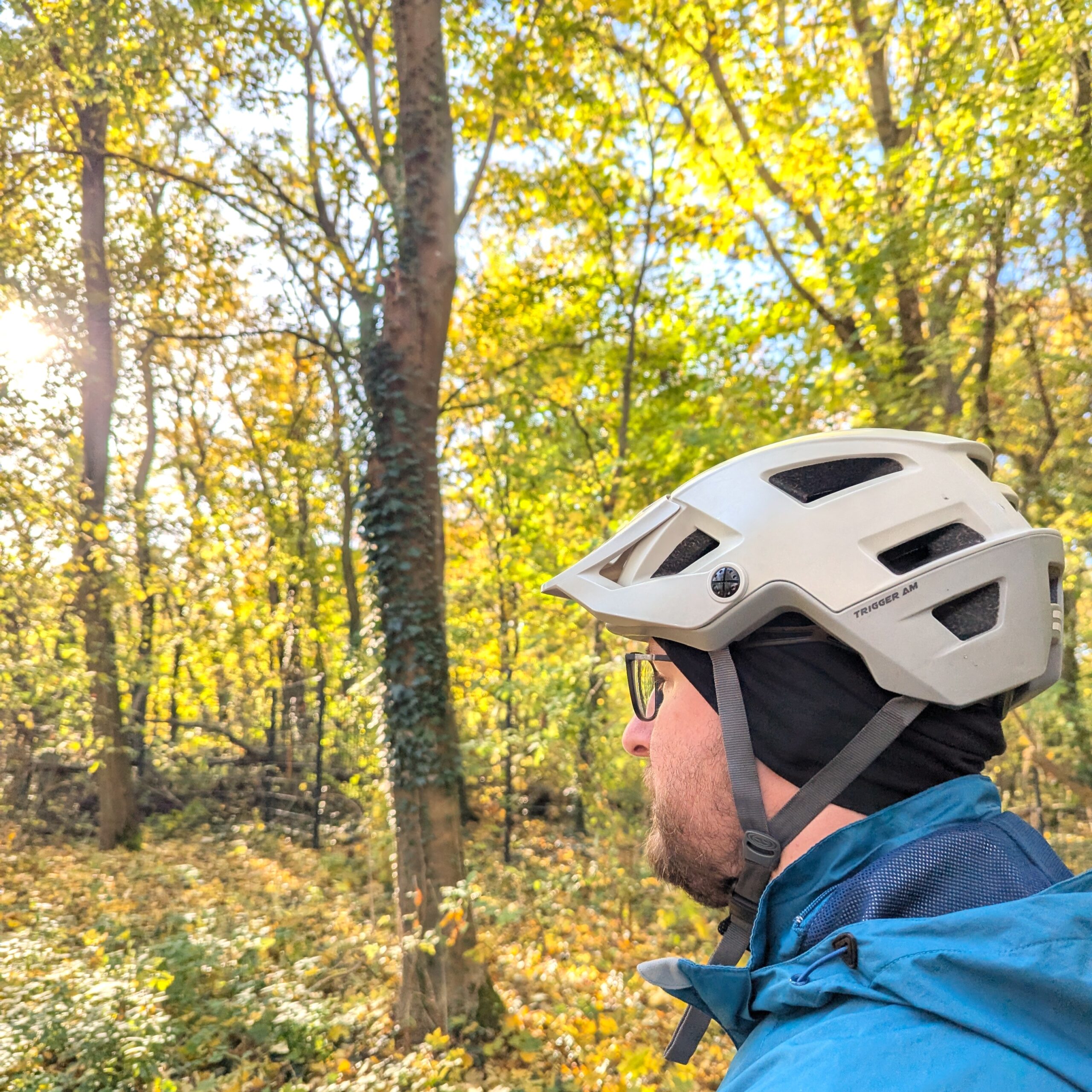 Helmmütze unter Fahrradhelm bei Mann