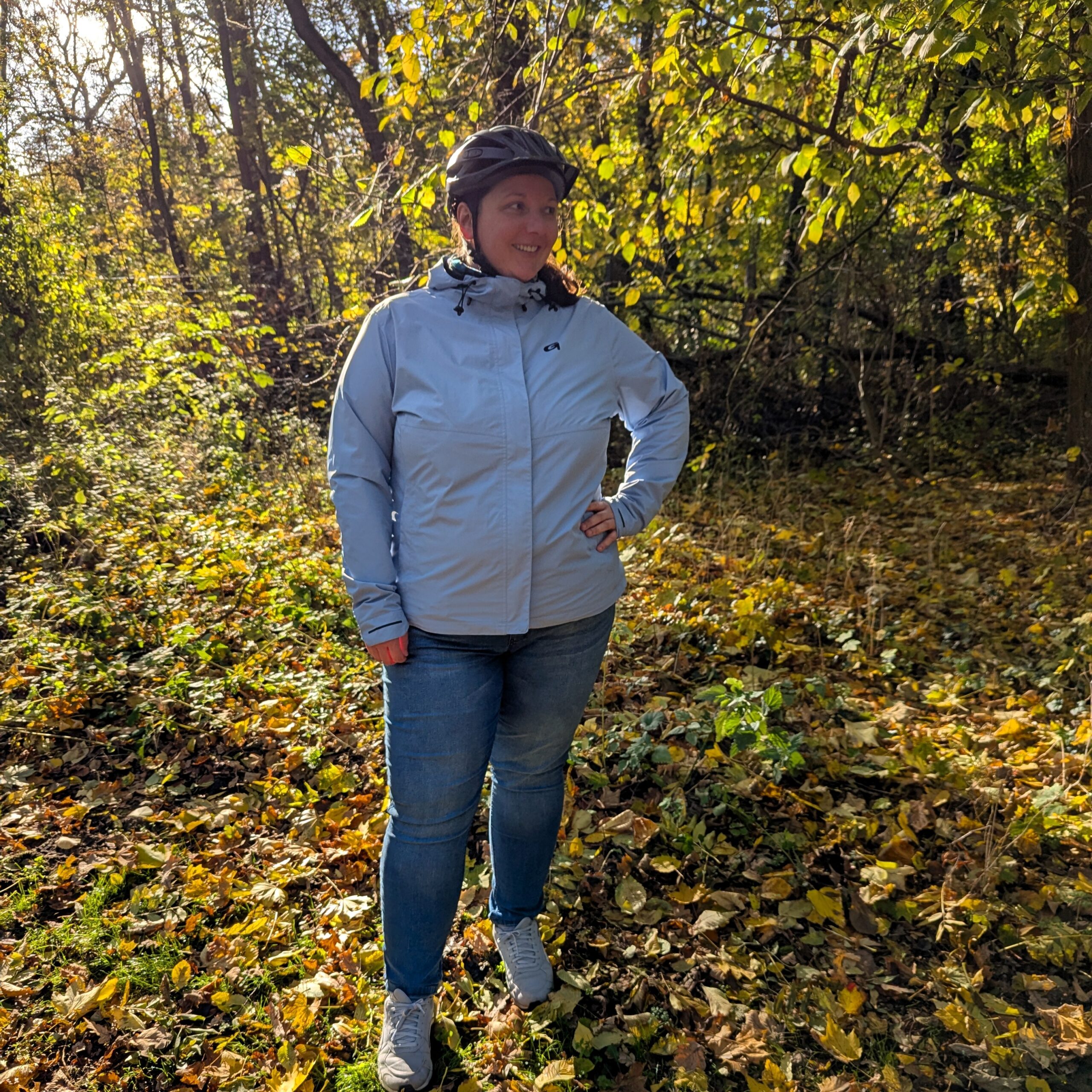 Jersey Cycles Frau mit Gonso Regenjacke im Wald