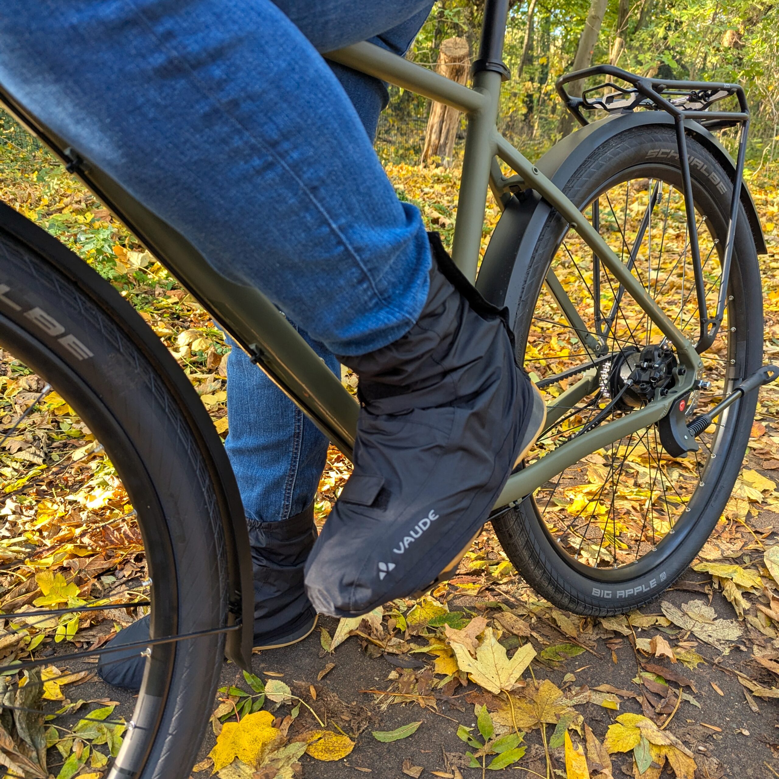 Herbsttour mit dem Fahrrad mit Schuhüberzieher gegen Wind und Regen.