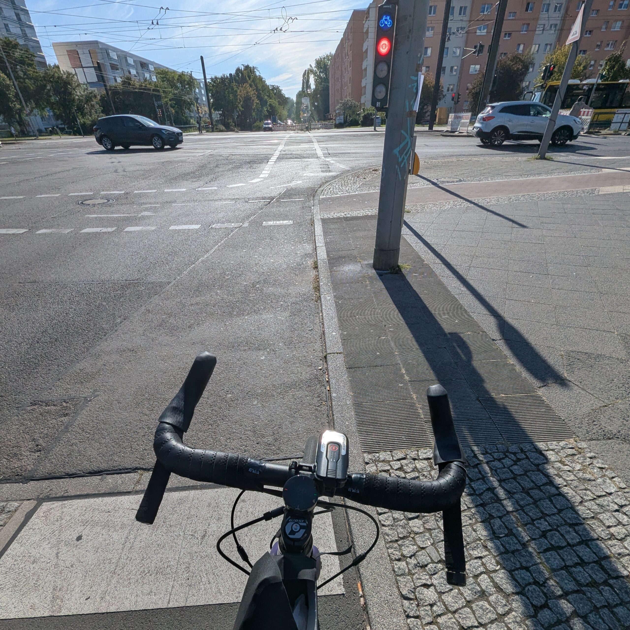 Übergewichtige Radfahrer an Ampel
