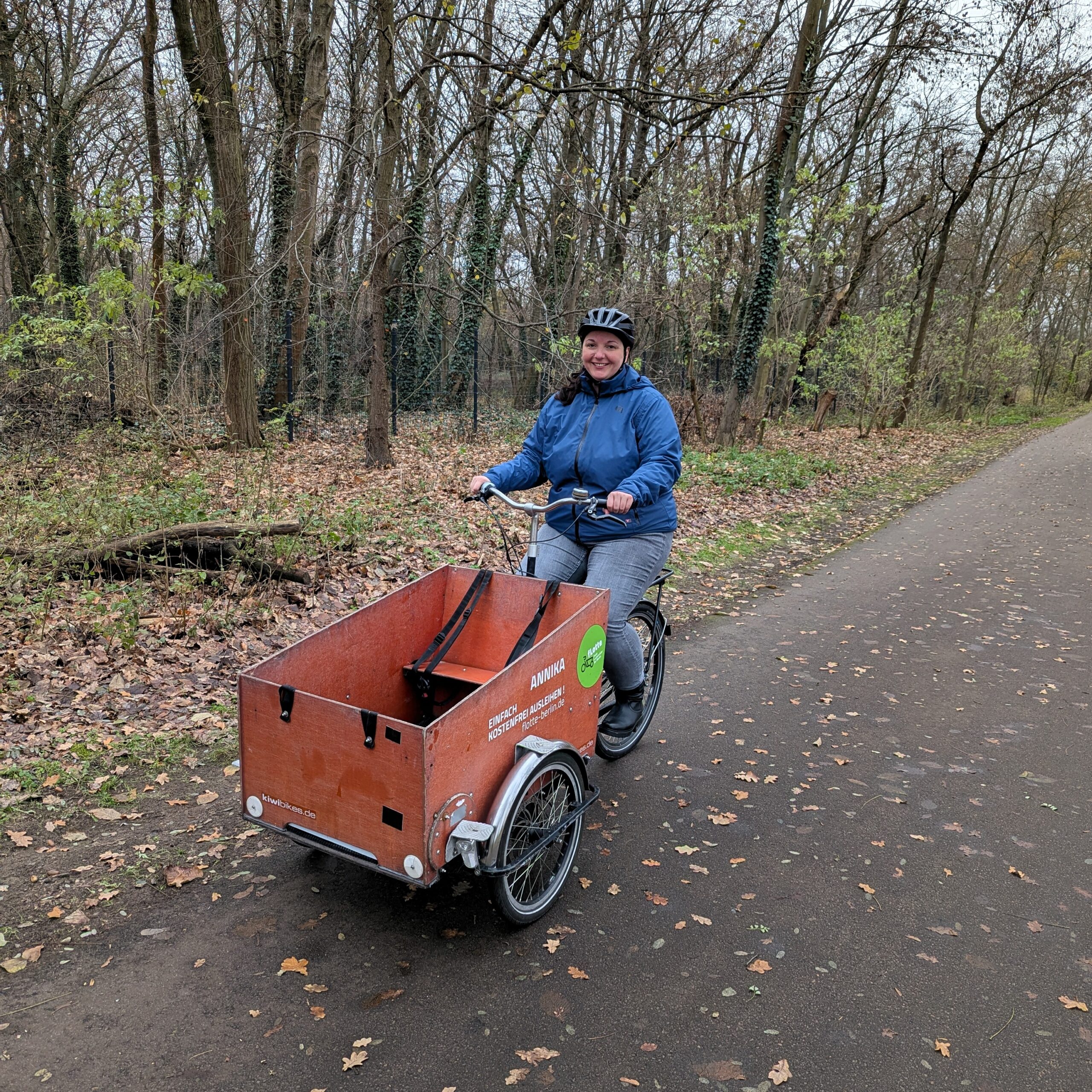 Jessica Riedel Übung der Handhabung eines Lastenrads der fLotte Berlin