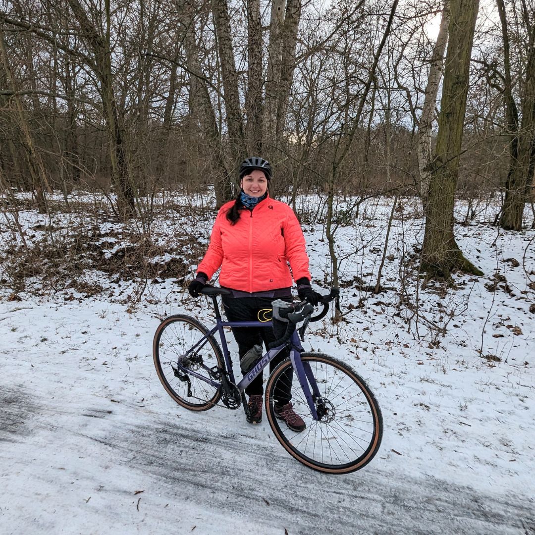 Radfahrerin im Winter in Berlin