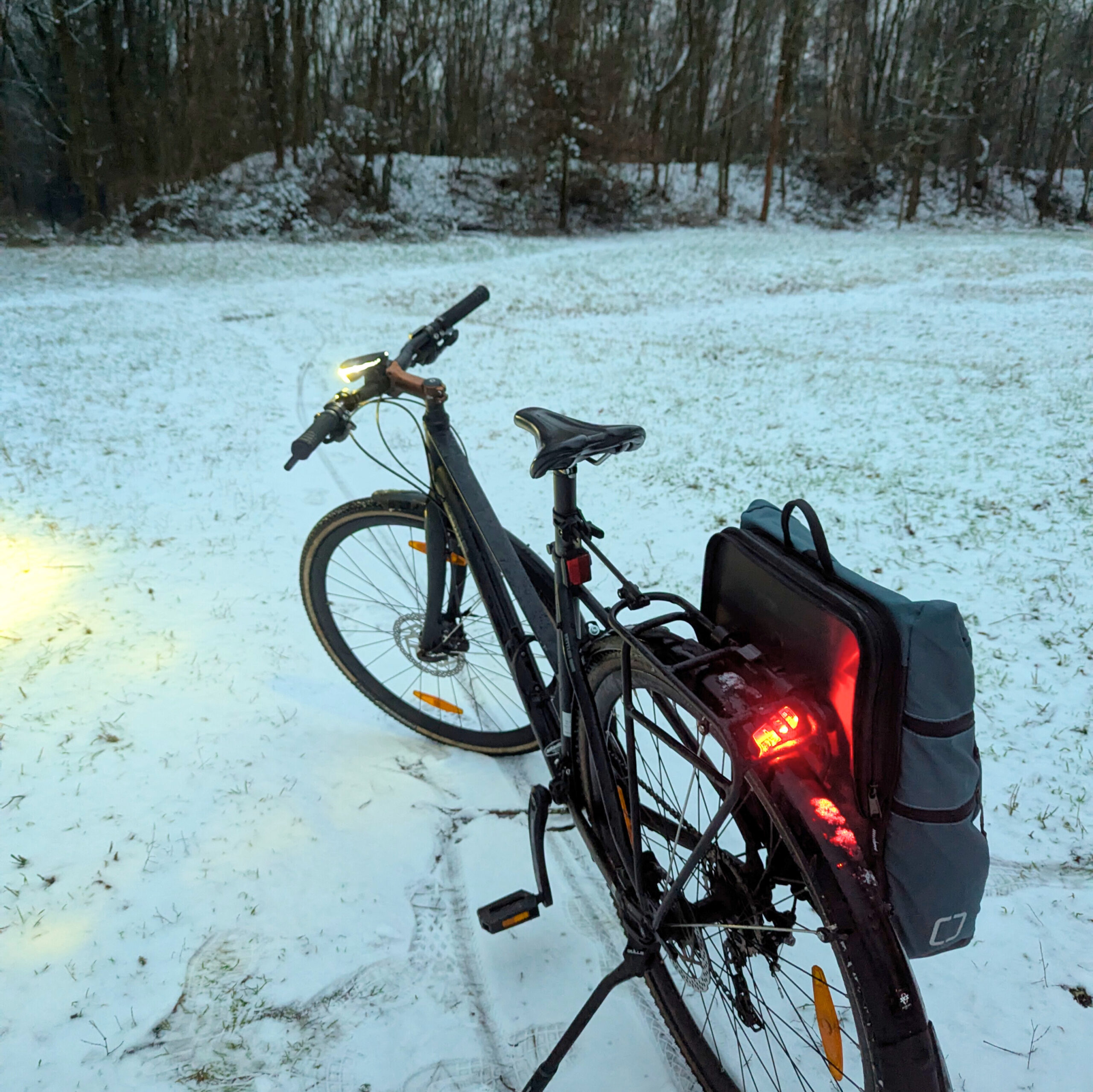 Radfahren im Winter in Berlin. Fahrrad mit Tasche auf Schnee in Berlin