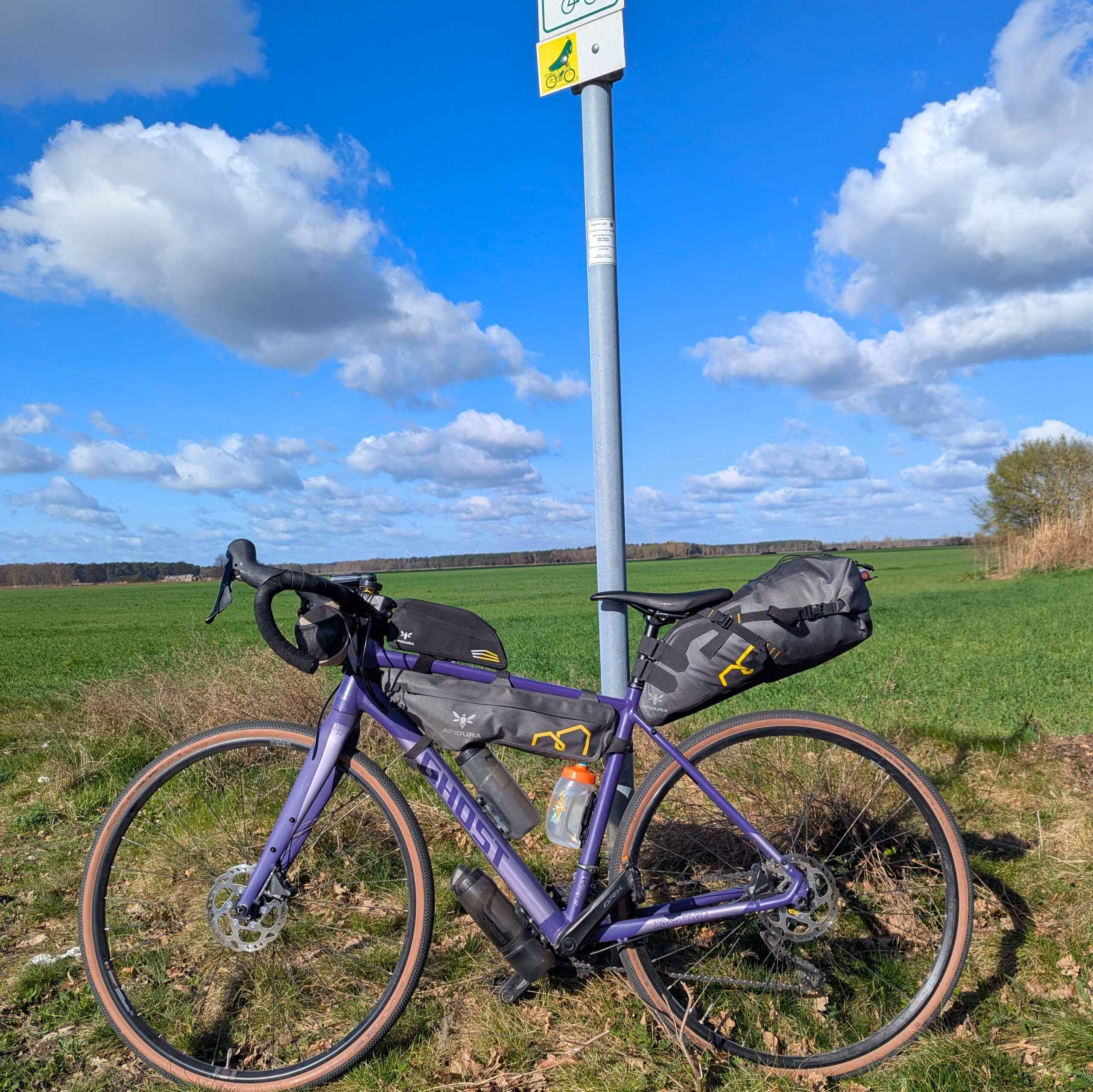 Gravelbike mit Bikepackingtaschen auf Gurkenradweg
