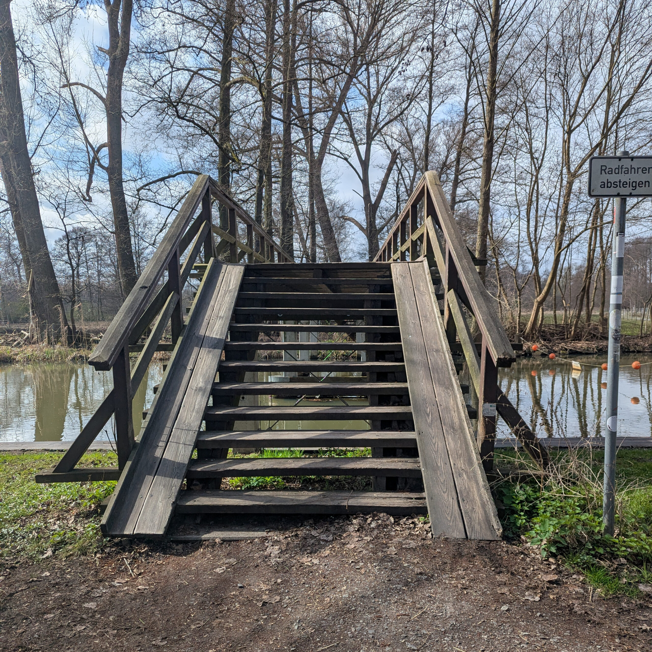 Gurkenradweg. Brücke für Radfahrer und Fußgänger