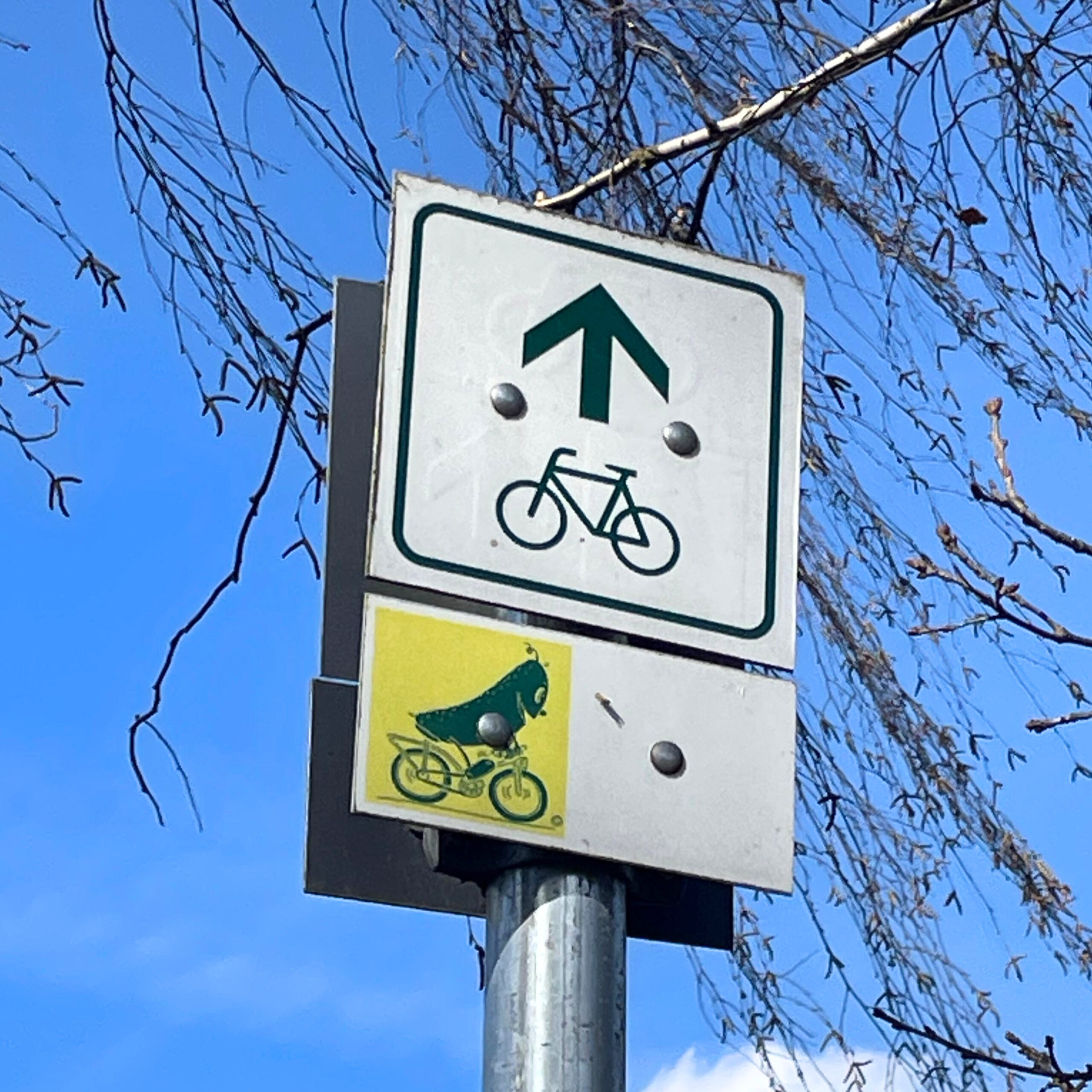 Offizielle Wegbeschilderung Gurkenradweg. Gurke fährt auf Fahrrad Symbol