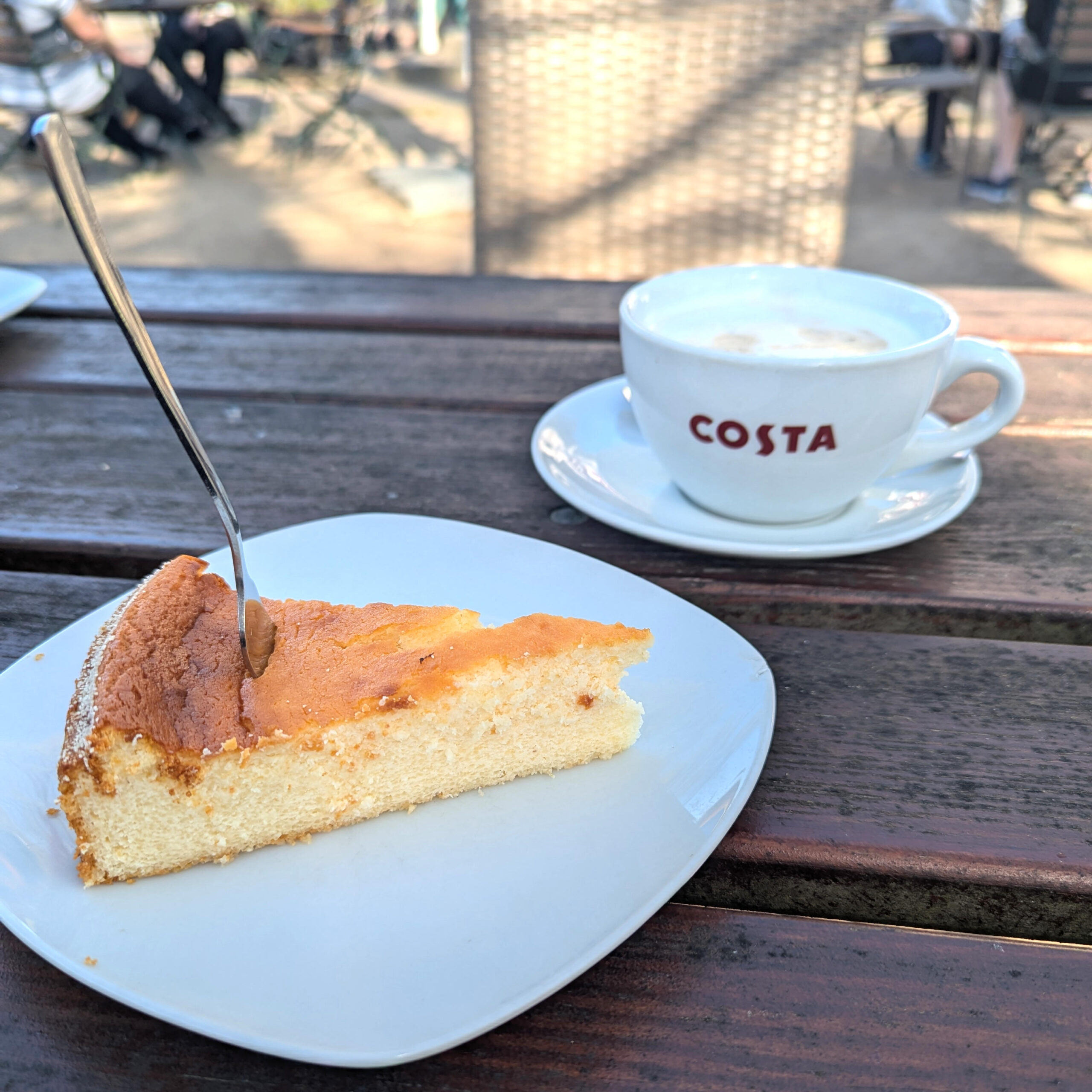 Käsekuchen und Kaffeetasse 