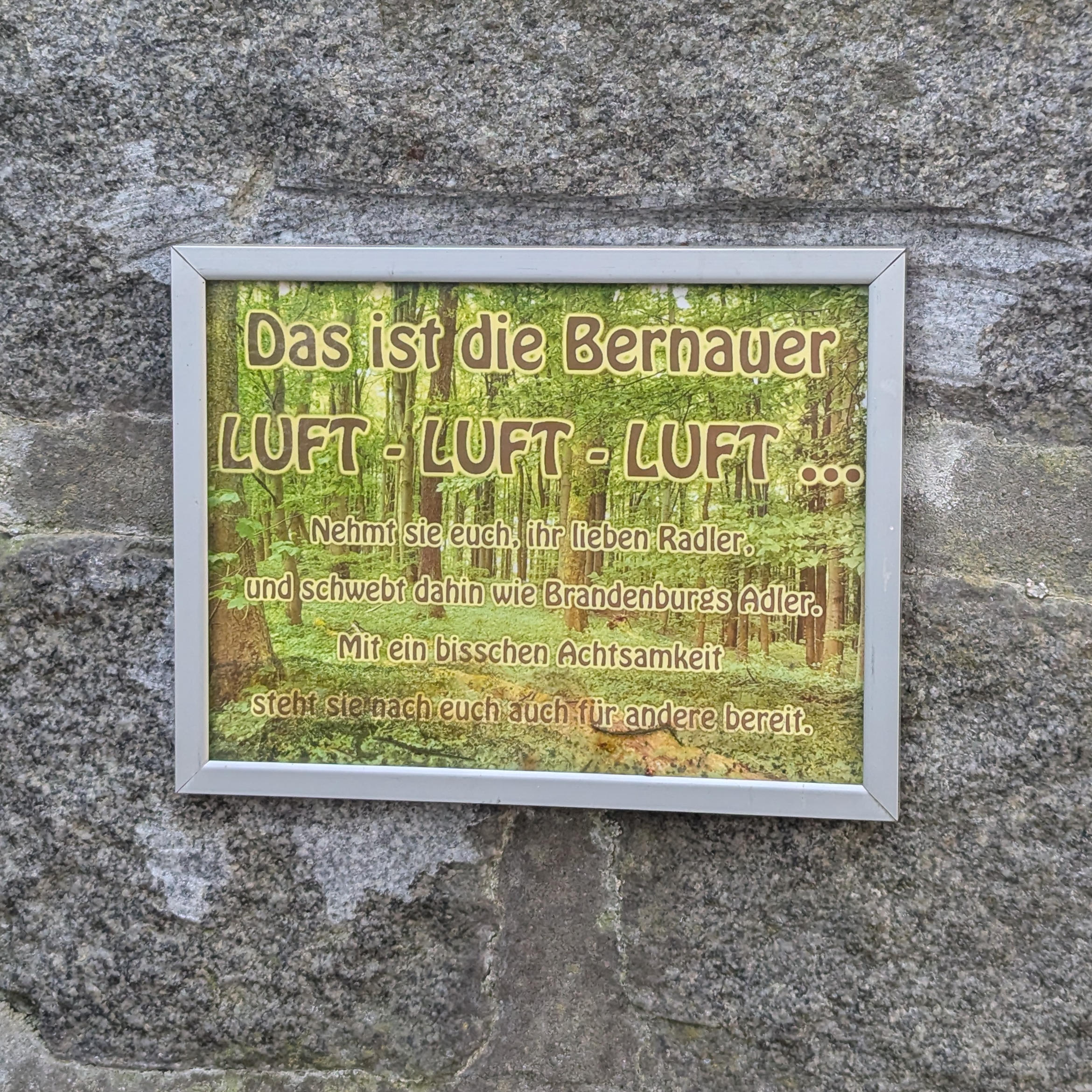 Schild mit Text über Luftpumpe für Radfahrer Bernau
