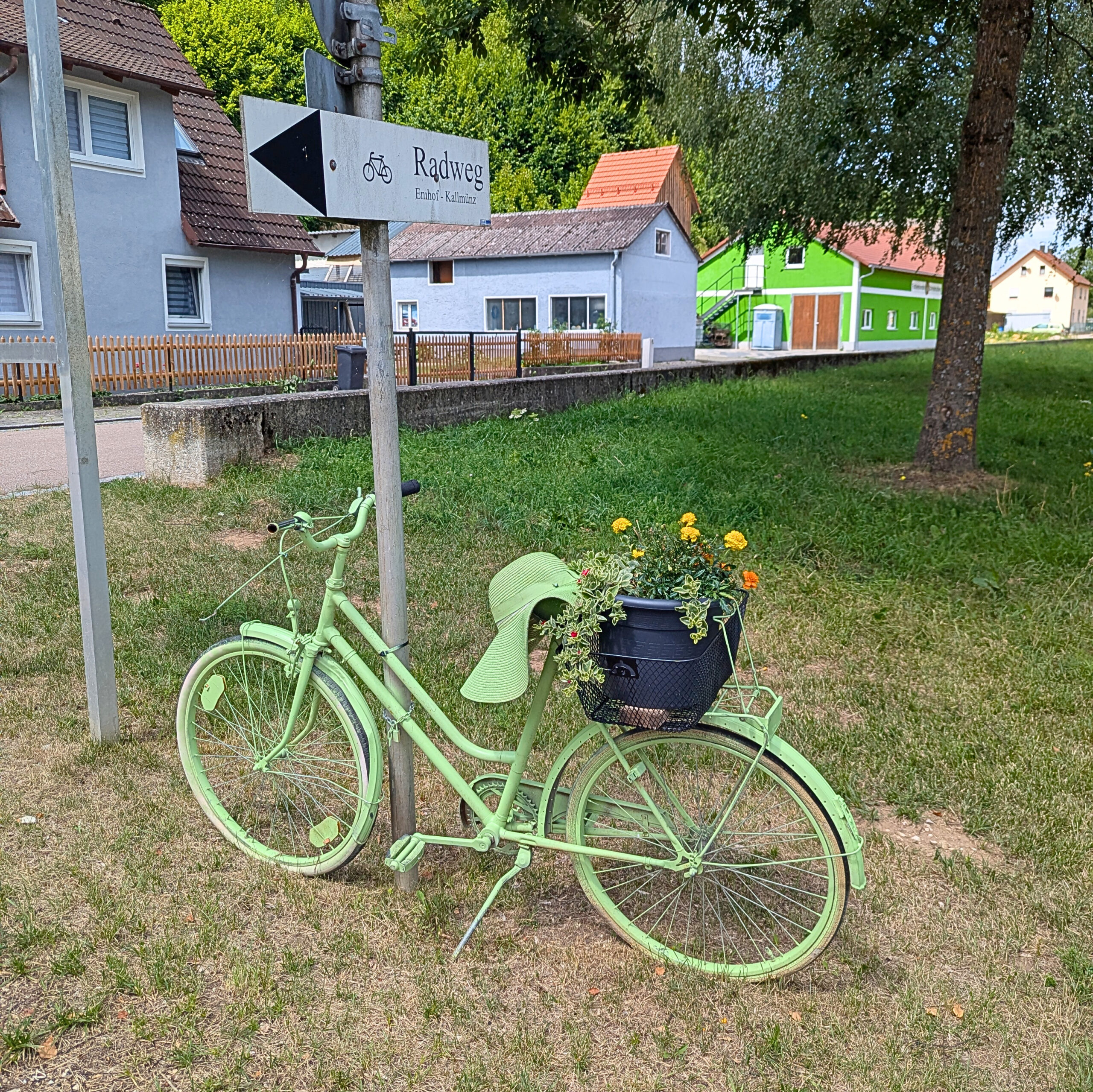 Fahrraddeko am Straßenrand