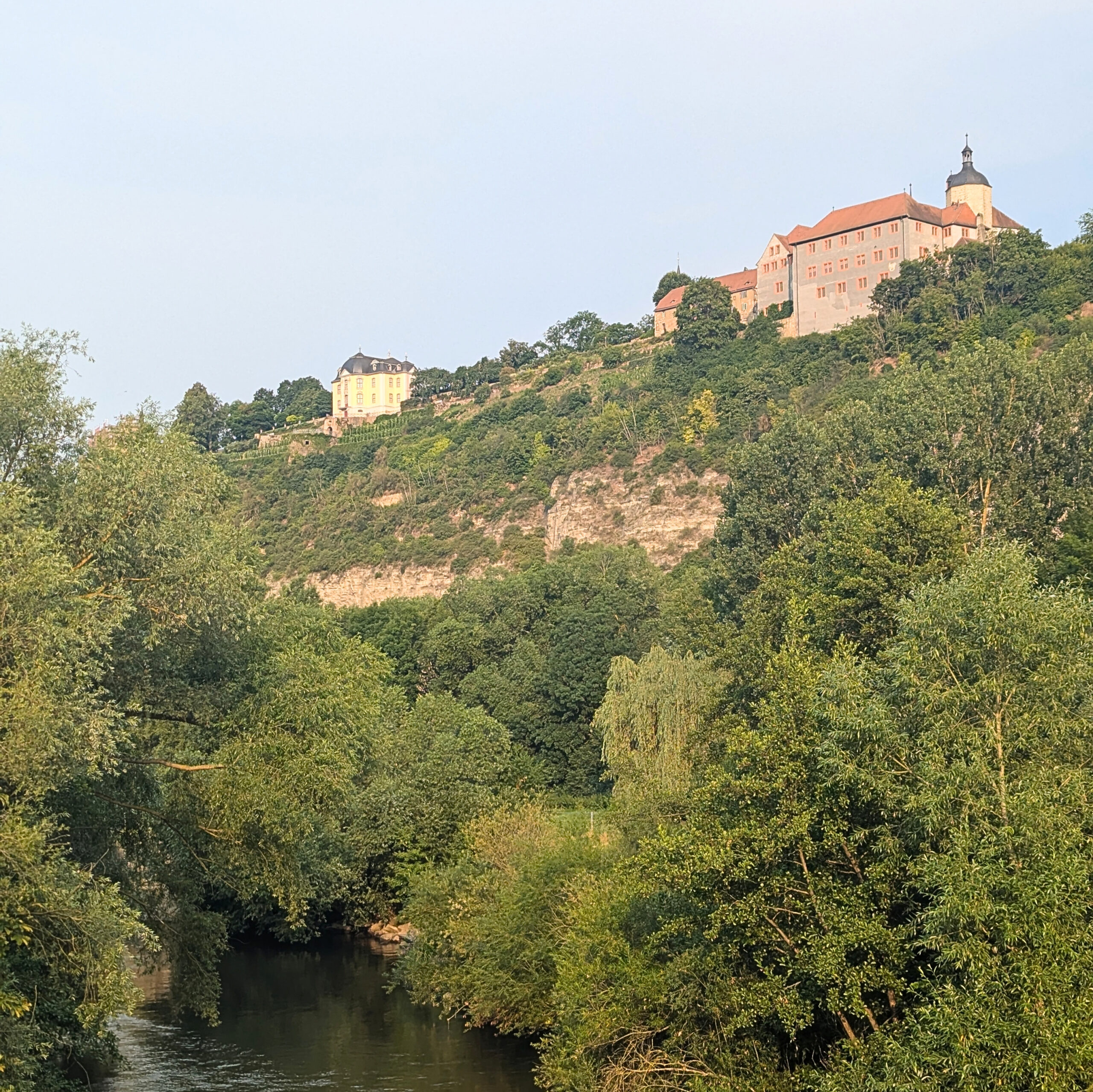Dornburger Schlösser mit Blick von der Brücke am Saaleradweg