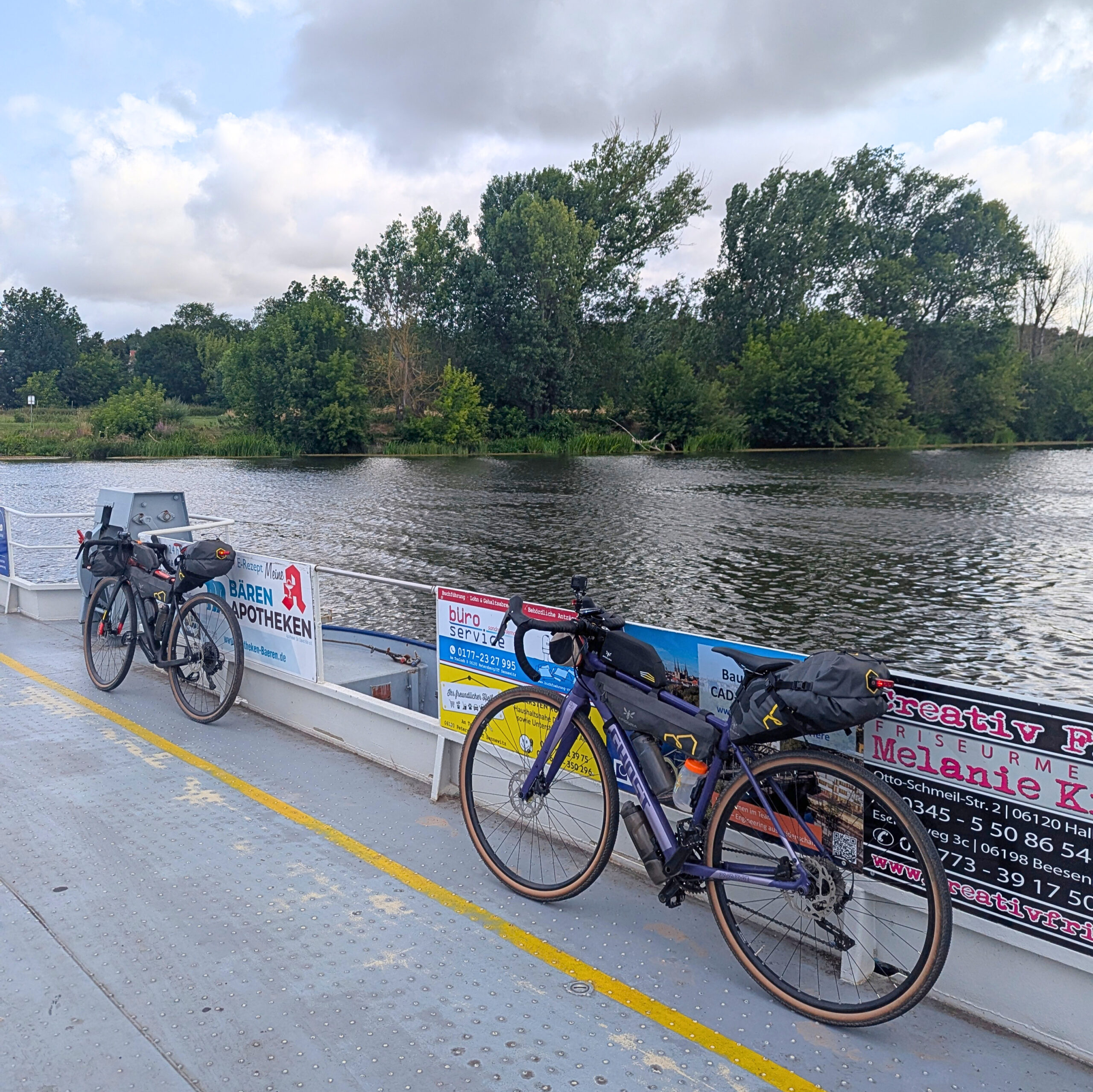 Bikepacking Fahrräder auf Fähre Brachwitz über die Saale