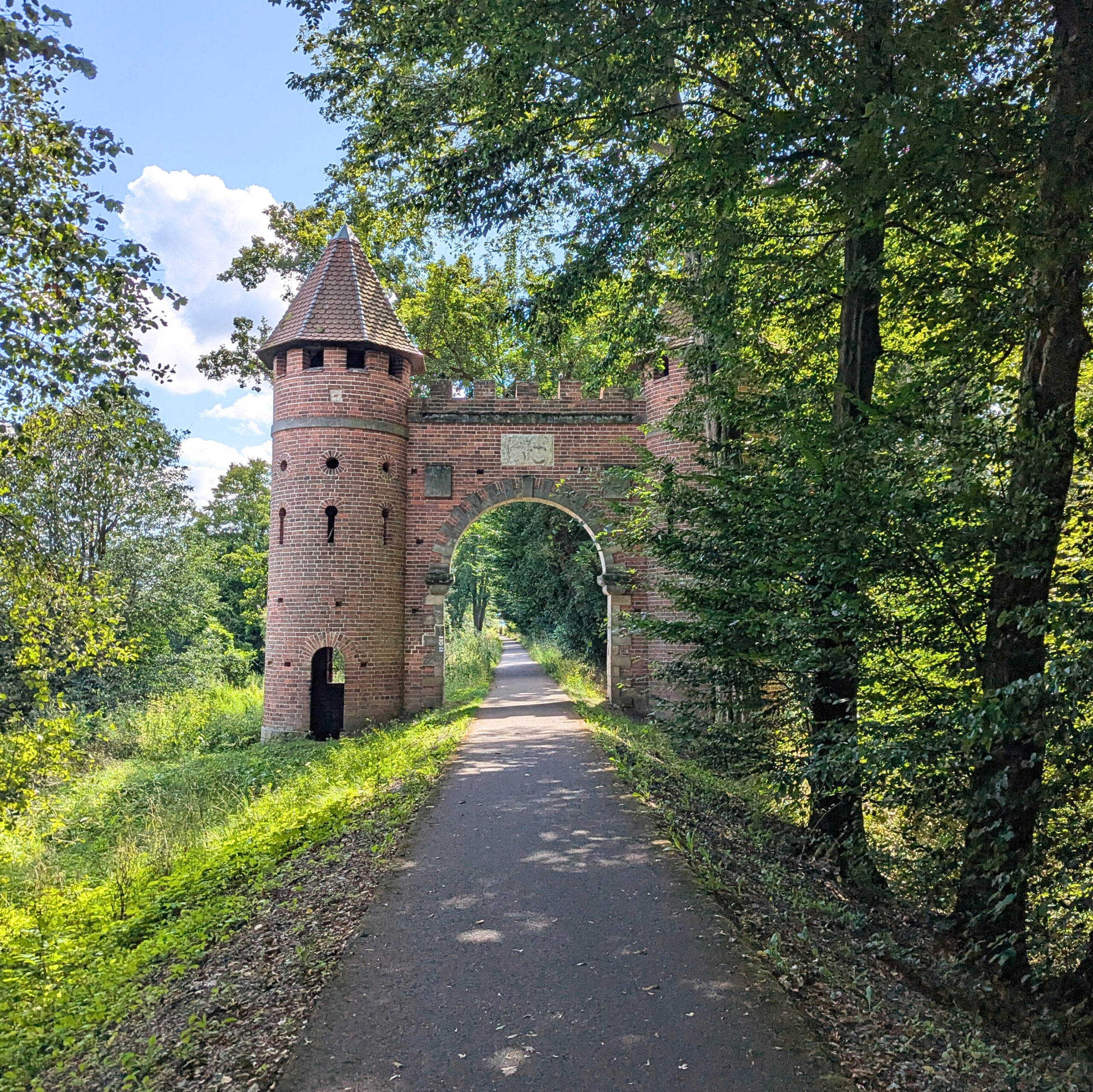 Neugotisches Burgtor am Elberadweg
