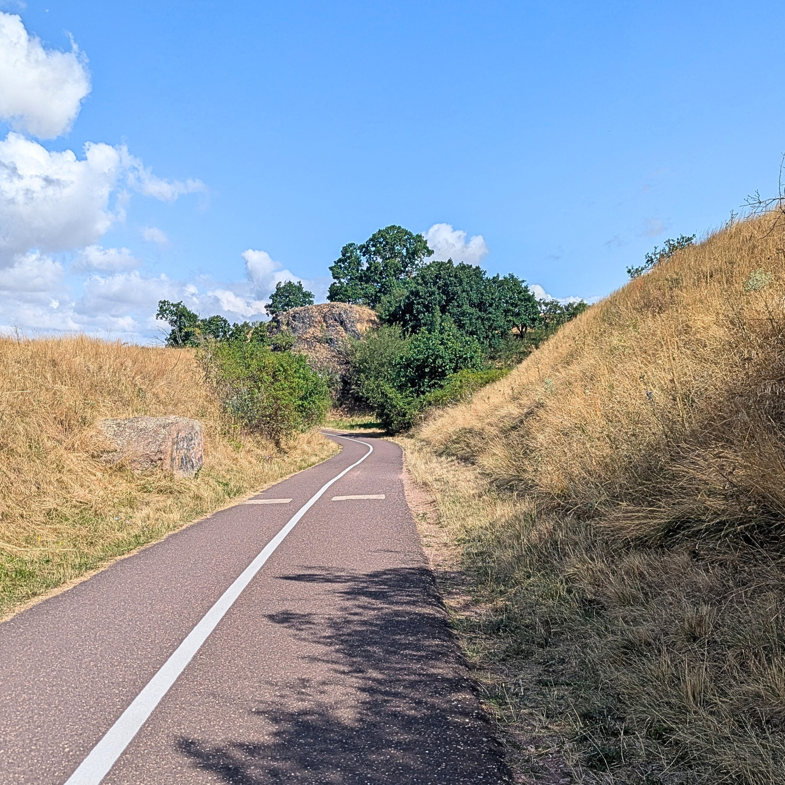 Fahrradweg mitten durch Naturhügel