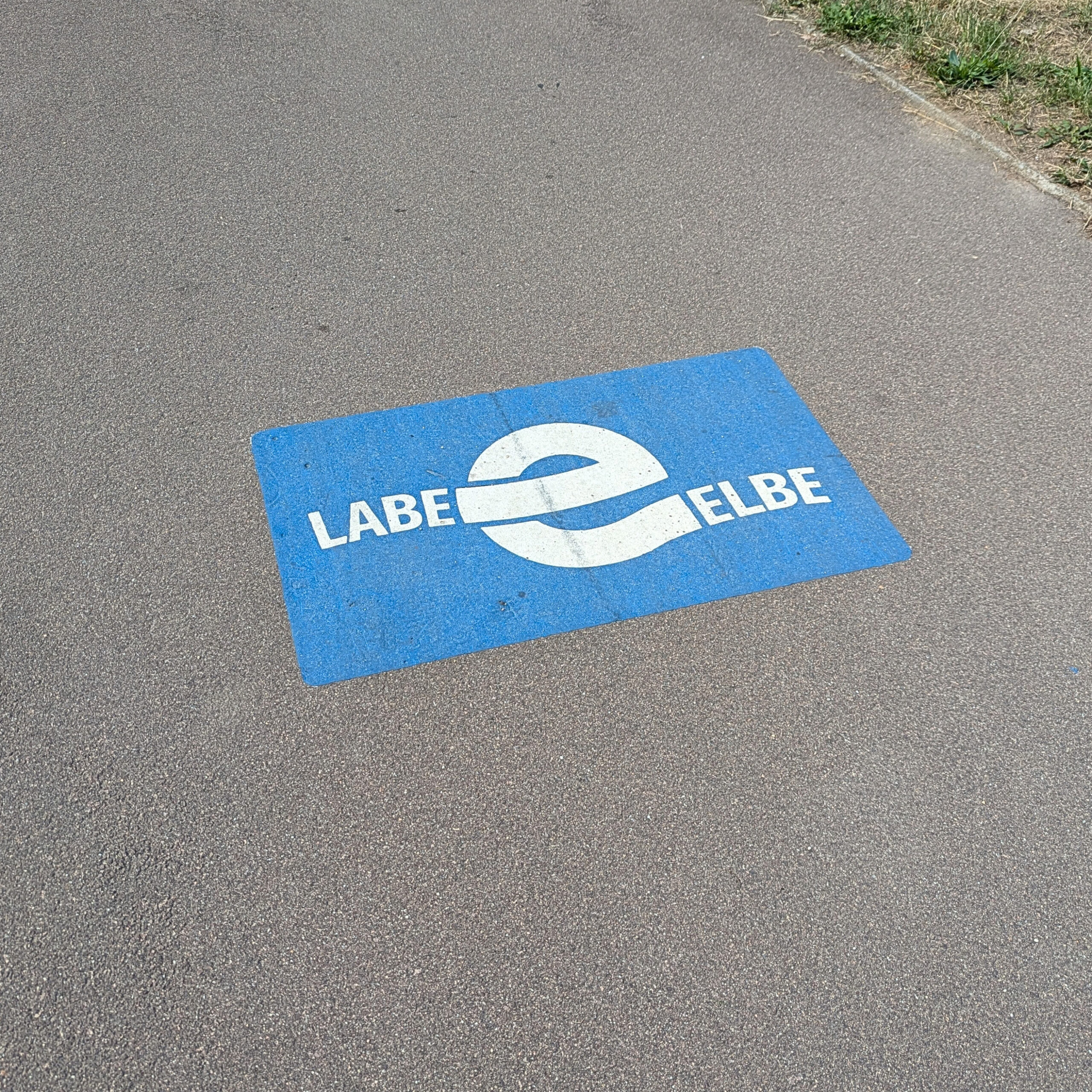 Auf Straße gedruckter Wegweise mit Schriftzug Labe-Elbe